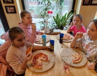 Wyjście kl. 3c do pizzerii 